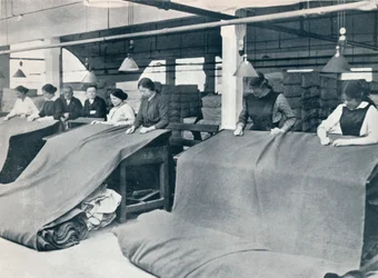 La fabrication du kaki : examen du tissu fini, vers 1914
