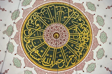 Calligraphie au plafond de la Nouvelle Mosquée, Istanbul, Turquie