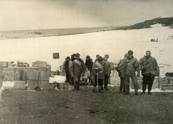 Le groupe qui a gravi le mont Erebus quittant la hutte, 1908, 1909