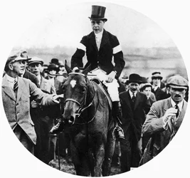 Le prince de Galles aux courses de chasse de Grafton sur Pet Dog, vers les années 1930