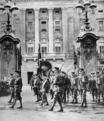 Le prince de Galles commissionné dans les Grenadier Guards, Londres, août 1914