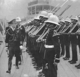 Le prince de Galles inspectant les marines à Portsmouth, Hampshire