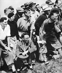 Le prince de Galles fume une pipe au championnat de golf ouvert, St Andrews, vers les années 1930