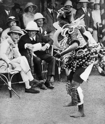 Le Prince de Galles regardant une danse traditionnelle, Freetown, Sierra Leone, 1925