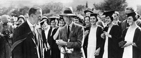 Le prince de Galles avec des étudiants à Grahamstown, Afrique du Sud, 1925