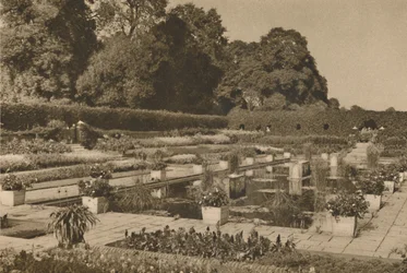 Le calme du jardin hollandais au palais de Kensington gardé par des portes verrouillées, vers 1935