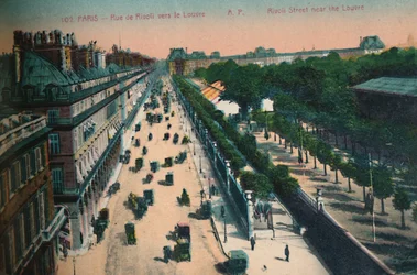 La rue de Rivoli vers le Louvre, Paris
