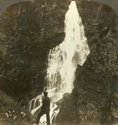 Les chutes de Sevle, éclaboussant et éclaboussant, près de l