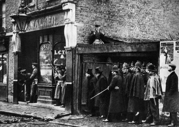 Le siège de Sidney Street, Whitechapel, Londres, 1911, 1935