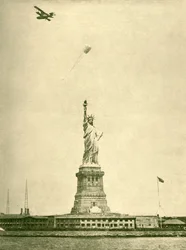 La Statue de la Liberté, avec torche levée, port de New York, vers 1930
