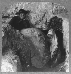 Le Tombeau du Christ, montrant la pierre roulée, vers 1900
