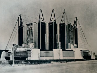 Le bâtiment des voyages et des transports, 1932-1933