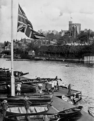 Le drapeau britannique en berne à la maison des bateaux du collège d