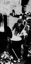 Le W.V.S. a fait de nombreux travaux. Voici une femme du W.V.S. gérant une cuisine de campagne, vers 1941-1942