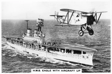 Le porte-avions HMS Eagle et un avion Fairey Flycatcher, 1937