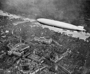 Le dirigeable Graf Zeppelin survolant Londres, août 1931, 1936