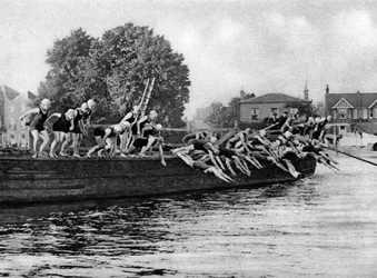 La course annuelle de natation des dames de Kew à Putney, Londres, 1926-1927