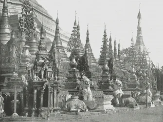 La base de la Grande Pagode, Rangoon, Birmanie, 1895