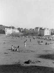 La plage, Dinard, Bretagne, 20e siècle
