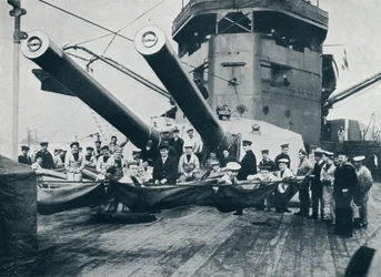 Les gros canons du HMS New Zealand, vers 1914