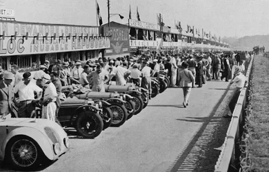 Les stands animés : avant le départ de la course de 24 heures du Mans, 1937