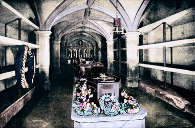 La crypte sous le choeur de la chapelle Saint-Georges, château de Windsor, 1910-1911