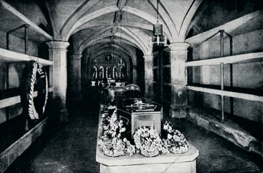 La crypte sous le chœur de la chapelle Saint-Georges, château de Windsor, 1910 1911