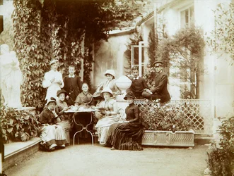 La famille du duc Fyodor Uvarov dans leur domaine de campagne, Porechye, Russie, années 1880