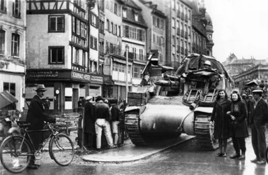 Les premiers chars alliés arrivent à Strasbourg, Alsace, novembre 1944