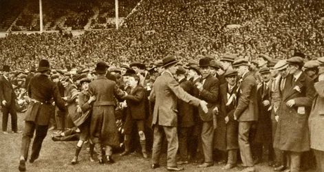 La première finale de la FA Cup se tient au nouveau stade de Wembley à Londres, 28 avril 1923
