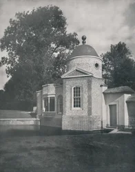Le belvédère et la piscine de Biddesden House, Wiltshire, 1933