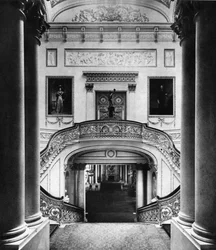 Le grand escalier du palais de Buckingham, Londres