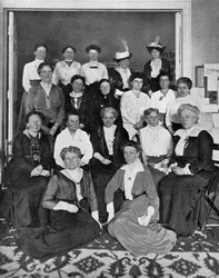 Le rassemblement international des travailleuses pour le suffrage des femmes, 1914, vers 1920