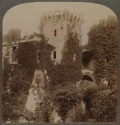 Les tours couvertes de lierre du château de Raglan, dernier bastion de Charles I, Monmouthshire, Angleterre
