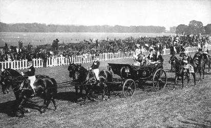 Le roi et la reine arrivant aux courses de Leopardstown, Dublin, juillet 1911