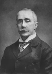 Feu Sir Daniel Cooper, 1911