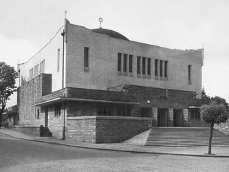 La synagogue néologique nouvellement construite à Zilina, Slovaquie, conçue par Peter Behrens en 1928