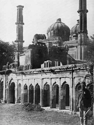 La vieille mosquée à Lucknow, Inde, vers 1920