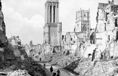 Les ruines et la cathédrale de Caen, Normandie, France, vers 1944