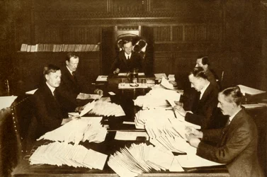 La scène dans le bureau du Lord Chancelier...Élection générale, 1923, 1935