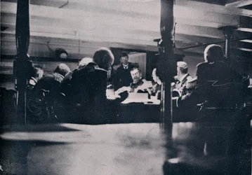La scène sur le Victory pendant la cour martiale, 1906