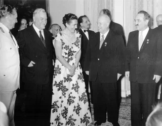 La cérémonie de signature de la Déclaration de Belgrade, Belgrade, Yougoslavie, 2 juillet 1955