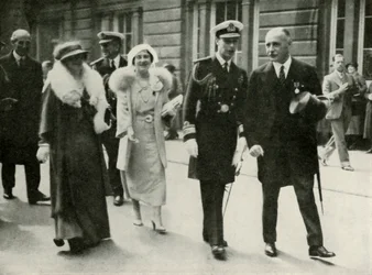 Leurs Majestés à Édimbourg pendant les célébrations du jubilé du roi George V, 1935, 1937