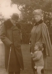 Leurs Majestés le Roi et la Reine avec la princesse Elizabeth à Craigweil House, Bognor, vers 1930