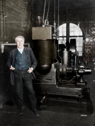 Thomas Alva Edison, inventeur américain, avec sa première dynamo destinée à produire de la lumière électrique, années 1880