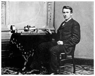 Thomas Alva Edison, inventeur américain, avec son phonographe, vers 1878