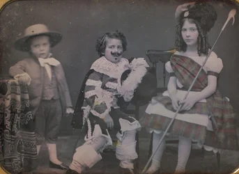 Trois enfants en costume