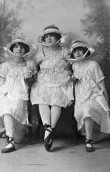 Trois jeunes femmes, photographiées dans les studios Gales, début du XXe siècle