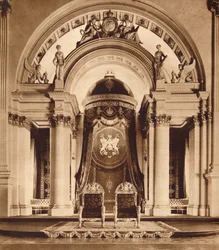 Trônes dans la salle de bal du palais de Buckingham, 1935