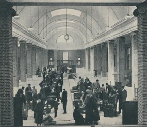 Bagages des passagers de Tilbury examinés dans un nouveau bâtiment spacieux, 1937